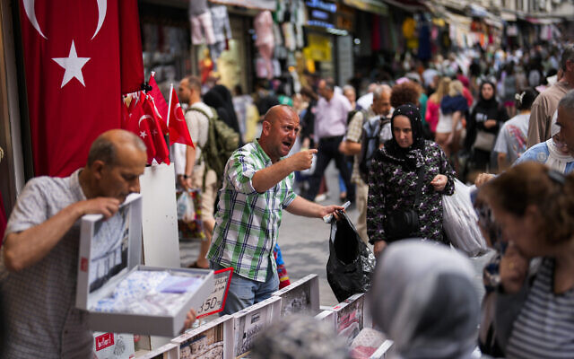 Illustration : Des vendeurs sur un marché dans le quartier commercial d'Eminonu à Istanbul (Turquie), le 16 juin 2023. (Crédit : Francisco Seco / AP) Illustration : Des vendeurs sur un marché dans le quartier commercial d'Eminonu à Istanbul (Turquie), le 16 juin 2023. (Crédit : Francisco Seco / AP)