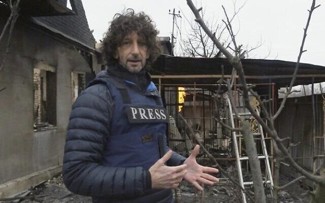 Le journaliste israélien Itaï Anghel en reportage en Ukraine en 2022 pendant la guerre avec la Russie. (Credit : La Douzième chaîne) Le journaliste israélien Itaï Anghel en reportage en Ukraine en 2022 pendant la guerre avec la Russie. (Credit : La Douzième chaîne)