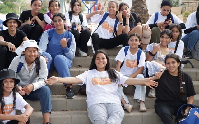 Les participantes au camp de filles "One Team" qui s'est déroulé du 1er au 10 août 2023 à Kfar Silver près d'Ashkelon. (Crédit : Hillel Lasri) Les participantes au camp de filles "One Team" qui s'est déroulé du 1er au 10 août 2023 à Kfar Silver près d'Ashkelon. (Crédit : Hillel Lasri)
