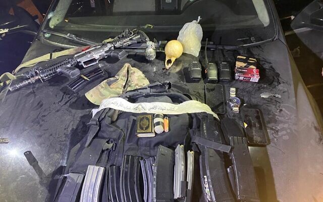 Un fusil d'assaut et d'autres équipements militaires saisis sur un tireur palestinien qui a été blessé et arrêté après avoir ouvert le feu sur des troupes près de Naplouse dans le nord de la Cisjordanie, au début du 16 août 2023. (Crédit : Armée israélienne) Un fusil d'assaut et d'autres équipements militaires saisis sur un tireur palestinien qui a été blessé et arrêté après avoir ouvert le feu sur des troupes près de Naplouse dans le nord de la Cisjordanie, au début du 16 août 2023. (Crédit : Armée israélienne)