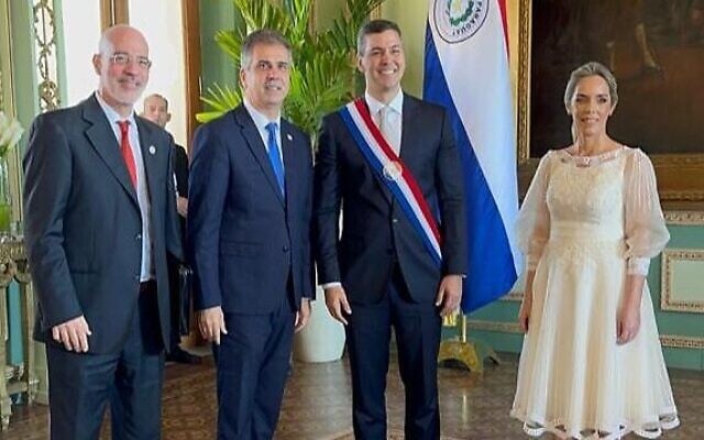 L'ambassadeur d'Israël au Paraguay Yoed Magen, le ministre des Affaires étrangères Eli Cohen, le président du Paraguay Santiago Peña et la première dame Leticia Ocampos
