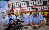 Le chef du Conseil régional de Gush Eztion, Shlomo Neeman (au centre), s'exprimant lors d'une conférence de presse avec le chef du conseil régional de Samarie, Yossi Dagan (à droite), et le chef du Conseil régional de Binyamin, Yisrael Gantz, devant le bureau du Premier ministre, à Jérusalem, le 22 août 2023. (Crédit : Yonatan Sindel/Flash90)