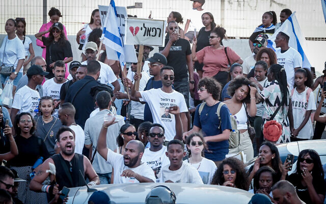 Des membres de la communauté éthiopienne et d'autres bloquent l'Ayalon à Tel Aviv, le 21 août 2023, lors d'une manifestation pour demander justice pour Rafael Adana, 4 ans, qui a été écrasé et tué dans un accident de voiture à Netanya, en mai. (Crédit : Avshalom Sassoni/Flash90) Des membres de la communauté éthiopienne et d'autres bloquent l'Ayalon à Tel Aviv, le 21 août 2023, lors d'une manifestation pour demander justice pour Rafael Adana, 4 ans, qui a été écrasé et tué dans un accident de voiture à Netanya, en mai. (Crédit : Avshalom Sassoni/Flash90)