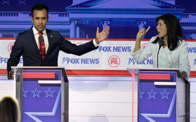 L'entrepreneur Vivek Ramaswamy, à gauche, et l'ancienne ambassadrice de l'ONU Nikki Haley, à droite, participent à un débat des primaires présidentielles républicaines organisé par FOX News Channel à Milwaukee, le 23 août 2022. (Crédit : Morry Gash/AP) L'entrepreneur Vivek Ramaswamy, à gauche, et l'ancienne ambassadrice de l'ONU Nikki Haley, à droite, participent à un débat des primaires présidentielles républicaines organisé par FOX News Channel à Milwaukee, le 23 août 2022. (Crédit : Morry Gash/AP)