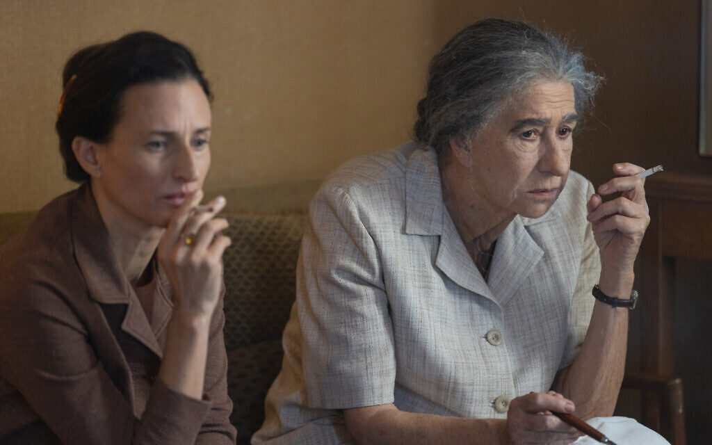 Helen Mirren et Camille Cottin dans "Golda". (Crédit: Sean Gleason/Bleecker Street/ShivHans Pictures)