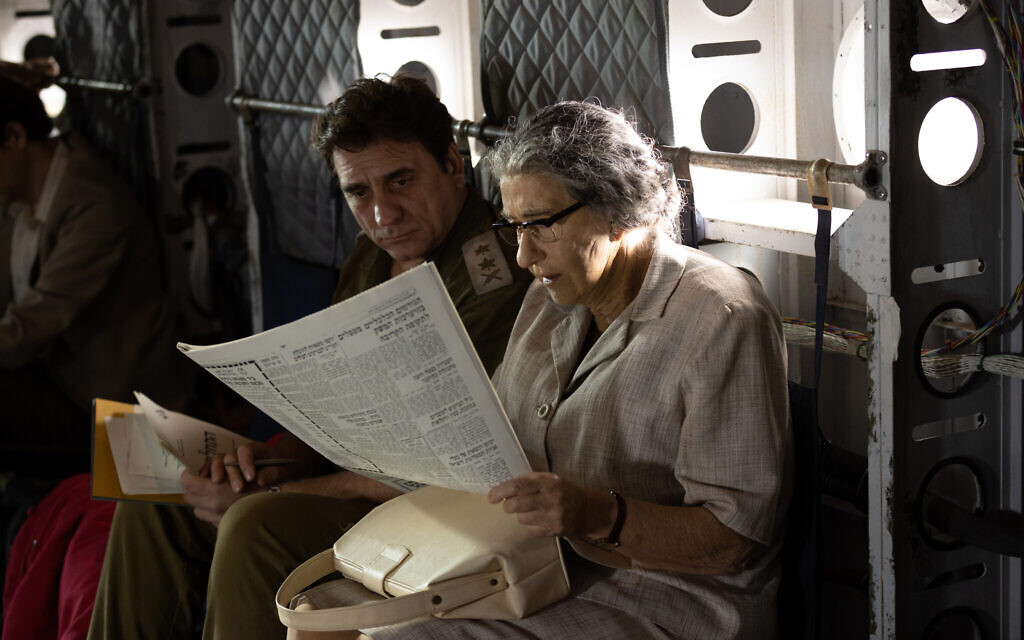 Helen Mirren et Lior Ashkenazi dans "Golda". (Crédit: Sean Gleason/Bleecker Street/ShivHans Pictures)