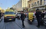 Les premiers intervenants sur les lieux à Jérusalem où une femme a été frappée par un véhicule de police sur les voies du métro léger, le 24 août 2023. (Crédit : MDA)