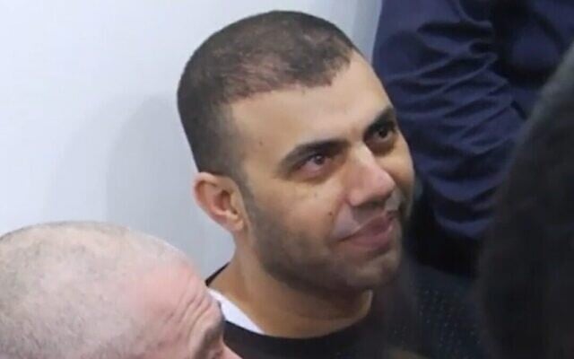 Le patron du crime Qutayer Odeh lors d'une audience au tribunal, sans date. (Crédit : Capture d'écran/Vidéo/Walla - utilisée conformément à l'article 27a de la loi sur les droits d'auteur) Le patron du crime Qutayer Odeh lors d'une audience au tribunal, sans date. (Crédit : Capture d'écran/Vidéo/Walla - utilisée conformément à l'article 27a de la loi sur les droits d'auteur)