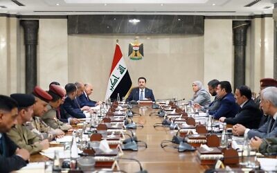 Photo partagée sur le compte X de Mohammed Shia al-Sudani, Premier ministre irakien (au centre), dirigeant une réunion à Bagdad le 30 août 2023. (Crédit : Porte-parole du Premier ministre irakien)