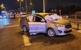 Une voiture dans laquelle une personne a été tuée et trois autres grièvement blessées dans un meurtre présumé du crime organisé sur la route 65, le 16 août 2023. (Crédit : Police israélienne)