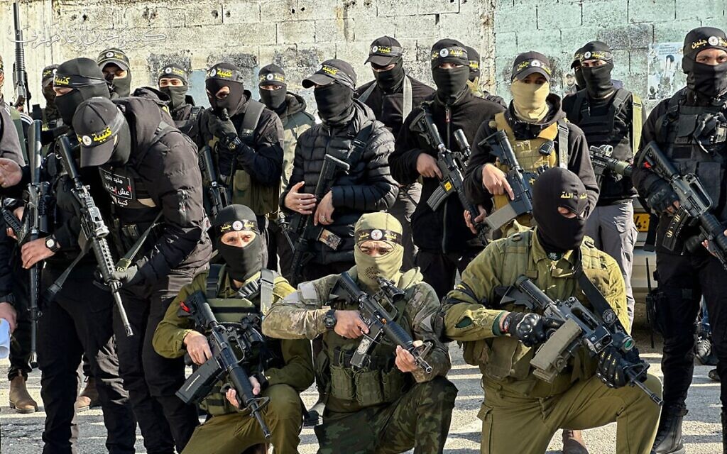 Des membres du bataillon Jénine, un groupe terroriste composé de membres de différentes factions armées palestiniennes, principalement du Jihad islamique palestinien, sur une image non datée. (Crédit : Telegram / utilisé conformément à l'article 27a de la loi sur le droit d'auteur) Des membres du bataillon Jénine, un groupe terroriste composé de membres de différentes factions armées palestiniennes, principalement du Jihad islamique palestinien, sur une image non datée. (Crédit : Telegram / utilisé conformément à l'article 27a de la loi sur le droit d'auteur)