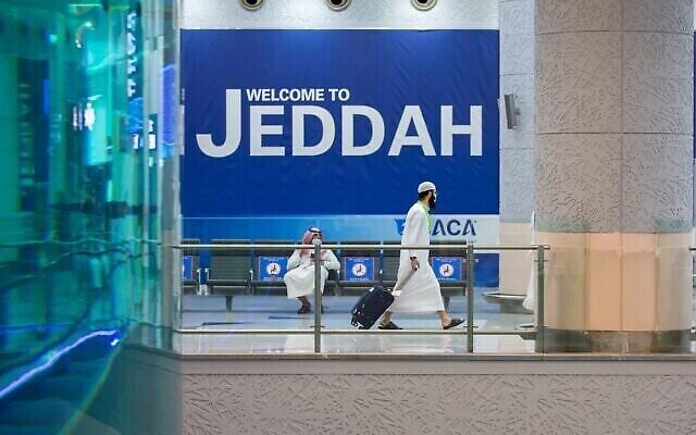 Photo distribuée par le ministère saoudien des Médias le 25 juillet 2020 montrant un voyageur masqué marchant dans l'aéroport international King Abdulaziz de Djeddah, ville côtière de la mer Rouge. (Crédit : Ministère saoudien des médias / AFP) Photo distribuée par le ministère saoudien des Médias le 25 juillet 2020 montrant un voyageur masqué marchant dans l'aéroport international King Abdulaziz de Djeddah, ville côtière de la mer Rouge. (Crédit : Ministère saoudien des médias / AFP)