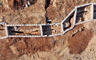 Vue aérienne d'un tronçon de 300 mètres de long de l'aqueduc supérieur découvert dans le quartier de Givat Hamatos, à Jérusalem, le 28 août 2023. (Crédit : Emil Aladjem/IAA)