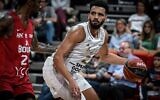 Le joueur français Amine Noua lors d’un match de basket Elite France entre l'ASVEL Villeurbanne et Bourg-en-Bresse, à l'Astroballe Arena de Villeurbanne, le 1er octobre 2022. (Crédit : JEAN-PHILIPPE KSIAZEK / AFP)