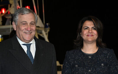 La ministre libyenne des Affaires étrangères, Najla Mangoush (à droite), et le vice-premier ministre et ministre italien des Affaires étrangères, Antonio Tajani, photographiés le 6 février 2023 au chantier naval de Vittoria à Adria, dans le nord-est de l'Italie, lors d'une cérémonie de remise aux autorités libyennes d'un patrouilleur de classe TS-LCG 300 nouvellement construit. M. Tajani aurait contribué à organiser la rencontre de M. Mangoush avec le ministre israélien des affaires étrangères Eli Cohen, à Rome en août 2023. (Crédit : MARCO SABADIN / AFP)