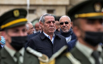 Hussein al-Cheikh, au centre, secrétaire général du Comité exécutif de l'Organisation de libération de la Palestine (OLP), assistant aux funérailles du Premier ministre Ahmad Qurei, dans la ville de Ramallah, en Cisjordanie, le 22 février 2023. (Crédit : Ahmad Gharabli/AFP)