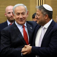 Le Premier ministre Benjamin Netanyahu (à gauche) saluant le ministre de la Sécurité nationale, Itamar Ben Gvir, à la Knesset, le 23 mai 2023. (Crédit : Gil Cohen-Magen/AFP)