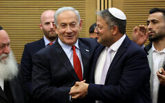 Le Premier ministre Benjamin Netanyahu (à gauche) saluant le ministre de la Sécurité nationale, Itamar Ben Gvir, à la Knesset, le 23 mai 2023. (Crédit : Gil Cohen-Magen/AFP)