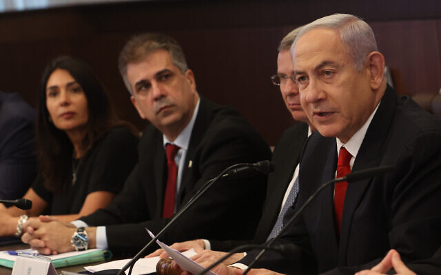 Le Premier ministre Benjamin Netanyahu, à droite, préside la rencontre hebdomadaire du cabinet à Jérusalem, le 9 juillet 2023. (Crédit : GIL COHEN-MAGEN / POOL / AFP) Le Premier ministre Benjamin Netanyahu, à droite, préside la rencontre hebdomadaire du cabinet à Jérusalem, le 9 juillet 2023. (Crédit : GIL COHEN-MAGEN / POOL / AFP)