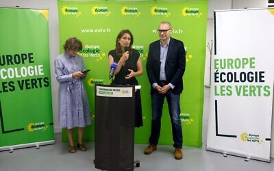 Marine Tondelier (au centre), secrétaire nationale du parti Europe-Ecologie-Les Verts (EELV), accompagnée de la députée européene EELV Marie Toussaint (à gauche) et de l’ancien secrétaire national du parti David Cormand, lors d'une conférence de presse, au siège du parti, à Paris, le 10 juillet 2023. (Crédit : Ludovic MARIN / AFP)