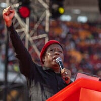 Le leader des Combattants pour la liberté économique (EFF), Julius Malema, s'adressant à ses partisans lors d'un rassemblement célébrant le 10e anniversaire du parti, à Johannesburg, le 29 juillet 2023. (Crédit : Guillem Sartorio/AFP)
