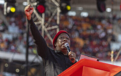 Le leader des Combattants pour la liberté économique (EFF), Julius Malema, s'adressant à ses partisans lors d'un rassemblement célébrant le 10e anniversaire du parti, à Johannesburg, le 29 juillet 2023. (Crédit : Guillem Sartorio/AFP)