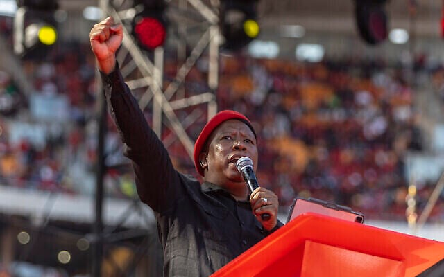 Le leader des Combattants pour la liberté économique (EFF), Julius Malema, s'adressant à ses partisans lors d'un rassemblement célébrant le 10e anniversaire du parti, à Johannesburg, le 29 juillet 2023. (Crédit : Guillem Sartorio/AFP) Le leader des Combattants pour la liberté économique (EFF), Julius Malema, s'adressant à ses partisans lors d'un rassemblement célébrant le 10e anniversaire du parti, à Johannesburg, le 29 juillet 2023. (Crédit : Guillem Sartorio/AFP)