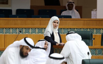 La députée koweïtienne Jenan Boushehri à l'Assemblée nationale, dans la ville de Koweït, le 2 août 2023. (Crédit : YASSER AL-ZAYYAT / AFP)
