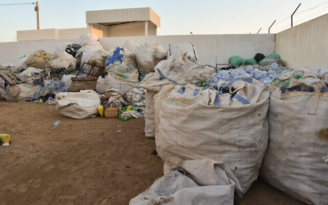 Des sacs de déchets plastiques ramassés le long de la plage par des éboueurs informels connus en Tunisie sous le nom de "barbeshas", avant d'être compactés et broyés, sur les îles Kerkennah, à quelque 20 km au large de la ville portuaire de Sfax, le 3 août 2023. (Crédit : IMED HADDAD / AFP) Des sacs de déchets plastiques ramassés le long de la plage par des éboueurs informels connus en Tunisie sous le nom de "barbeshas", avant d'être compactés et broyés, sur les îles Kerkennah, à quelque 20 km au large de la ville portuaire de Sfax, le 3 août 2023. (Crédit : IMED HADDAD / AFP)