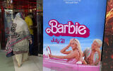 Des spectateurs passent devant l'affiche du film "Barbie" dans un cinéma d'Islamabad le 21 juillet 2023.
(Crédit : Aamir QURESHI / AFP)