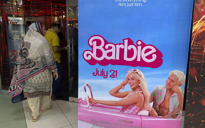 Des spectateurs passent devant l'affiche du film "Barbie" dans un cinéma d'Islamabad le 21 juillet 2023.
(Crédit : Aamir QURESHI / AFP)