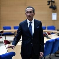 Le président du groupe français de télécommunications et de médias Altice, Patrick Drahi arrivant pour une audition devant la commission parlementaire sur la concentration des médias au Sénat français, à Paris, le 2 février 2022. (Crédit : Stéphane De Sakutin/AFP)