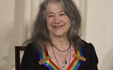 La pianiste juive argentine Martha Argerich à la Maison Blanche, le 4 décembre 2016 à Washington, DC. (Crédit : CHRIS KLEPONIS / AFP)