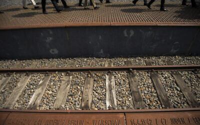 (FICHIERS) Les gens marchent le long du 'Gleis 17' (Voie 17) mémorial de la déportation des Juifs de Berlin vers les camps de concentration à la gare de Grunewald, le 11 mai 2015. (Crédit : Odd ANDERSEN / AFP)