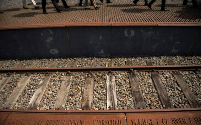 (FICHIERS) Les gens marchent le long du 'Gleis 17' (Voie 17) mémorial de la déportation des Juifs de Berlin vers les camps de concentration à la gare de Grunewald, le 11 mai 2015. (Crédit : Odd ANDERSEN / AFP) (FICHIERS) Les gens marchent le long du 'Gleis 17' (Voie 17) mémorial de la déportation des Juifs de Berlin vers les camps de concentration à la gare de Grunewald, le 11 mai 2015. (Crédit : Odd ANDERSEN / AFP)