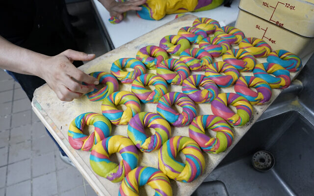 L'intérieur d'une salle de préparation des bagels photographié lors d'une tournée des bagels dans le centre de Manhattan pour déguster les meilleurs bagels de New York, le 17 août 2023. (Crédit : Timothy A. Clary/AFP) L'intérieur d'une salle de préparation des bagels photographié lors d'une tournée des bagels dans le centre de Manhattan pour déguster les meilleurs bagels de New York, le 17 août 2023. (Crédit : Timothy A. Clary/AFP)