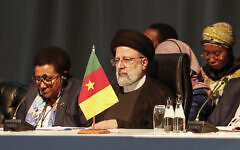 Le président iranien Ebrahim Raissi, au centre, participant à une réunion lors du Sommet 2023 des BRICS au Sandton Convention Centre, à Johannesburg, le 24 août 2023. (Crédit : Marco Longari/POOL/AFP)