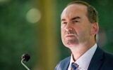 Le vice-Premier ministre et ministre d'État chargé des Affaires économiques, du Développement rural et de l'Énergie, Hubert Aiwanger, assiste à une réunion du cabinet bavarois le 28 juillet 2020 à Munich, dans le sud de l'Allemagne. (Crédit : Peter Kneffel / POOL / AFP)