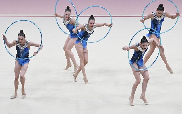 L'équipe d'Israël participant au concours général des qualifications olympiques des 40e Championnats du monde de gymnastique rythmique de la FIG, à Valence, le 25 août 2023. (Crédit : José Jordan/AFP)