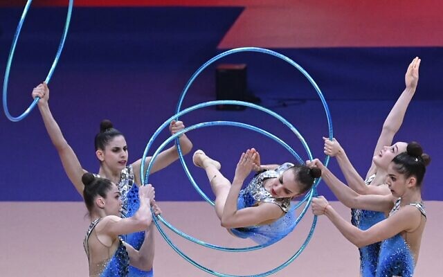 L'équipe d'Israël participant au concours général des qualifications olympiques des 40e Championnats du monde de gymnastique rythmique de la FIG, à Valence, le 25 août 2023. (Crédit : José Jordan/AFP)