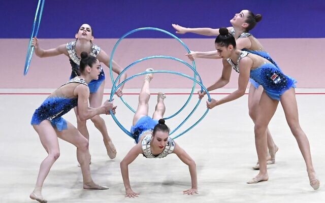 Les athlètes de l'équipe d'Israël participant au concours général des qualifications olympiques des 40e Championnats du monde de gymnastique rythmique de la FIG, à Valence, le 25 août 2023. (Crédit : José Jordan/AFP)