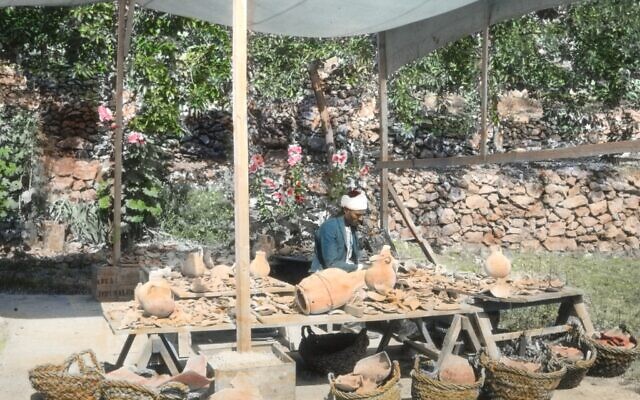 L'ouvrier en chef Reis Mahmoud Kureyim restaurant des poteries sur la terrasse de la maison des fouilles, en mai 1929. (Crédit : Musée Badè/École de religion du Pacifique)