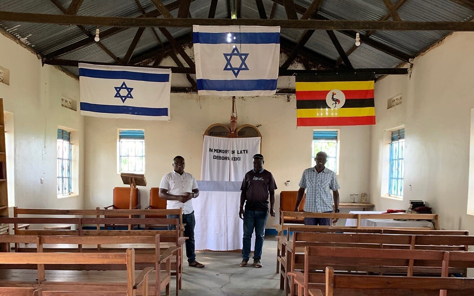Des membres de l'Association Abayudaya à la synagogue Namanyonyi près de Mbale (Ouganda), le 13 juillet 2023. (Crédit : Amanda Borschel-Dan / Times of Israel)