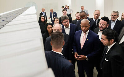 Le maire de New York, Eric Adams, visite Yad Vashem à Jérusalem dans le cadre de sa visite de trois jours en Israël, le 22 août 2023. (Michael Appleton/Service de photographie du maire)