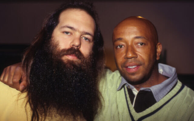 Rick Rubin, à gauche, avec Russell Simmons en 1997. (Crédit : Jim Steinfeldt/Michael Ochs Archives/Getty Images/JTA)