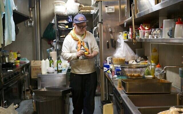 Jeremy Freeman, dans la cuisine de son restaurant Freeman Shokudo, à Tokyo, au Japon. (Crédit : Jordyn Haime via JTA)