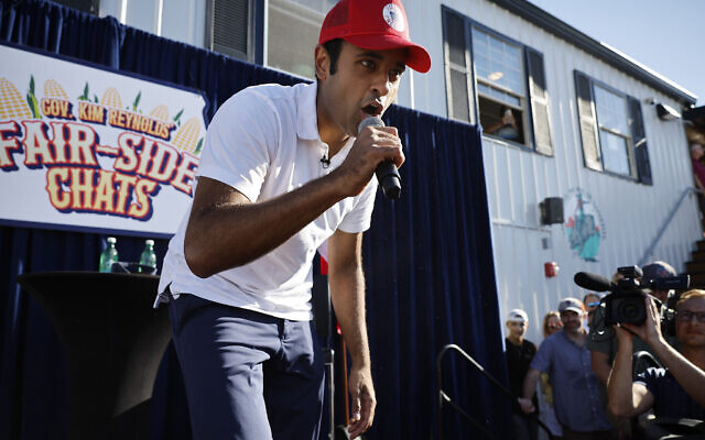 Le millionnaire de la biotechnologie et candidat républicain à la présidence Vivek Ramaswamy rappant sur "Lose Yourself" d'Eminem à la fin de l'une des "Fair-Side Chats" de la gouverneure de l'Iowa Kim Reynolds à l'Iowa State Fair, à Des Moines, dans l'Iowa, le 12 août 2023. (Crédit : Chip Somodevilla/Getty Images via JTA)