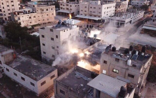 L'armée israélienne démolit la maison d'Abdel Fattah Hussein Kharousha, qui a tué deux frères israéliens à Huwara en février, dans le camp de réfugiés d'Askar près de Naplouse, le 8 août 2023. (Crédit : armée israélienne) L'armée israélienne démolit la maison d'Abdel Fattah Hussein Kharousha, qui a tué deux frères israéliens à Huwara en février, dans le camp de réfugiés d'Askar près de Naplouse, le 8 août 2023. (Crédit : armée israélienne)
