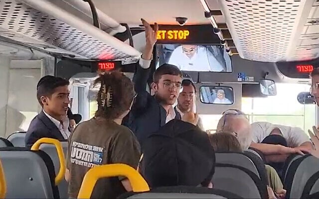 Des hommes haredim et des militants anti-refonte se disputant à bord d'un bus à destination de Bnei Brak, en Israël, le 16 août 2023. (Crédit : Frères d'armes) Des hommes haredim et des militants anti-refonte se disputant à bord d'un bus à destination de Bnei Brak, en Israël, le 16 août 2023. (Crédit : Frères d'armes)