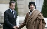 Le président français Nicolas Sarkozy, à gauche, accueillant le colonel Mouammar Kadhafi, leader libyen, à son arrivée au palais de l'Élysée, à Paris, le 10 décembre 2007. (Crédit : Francois Mori/AP)